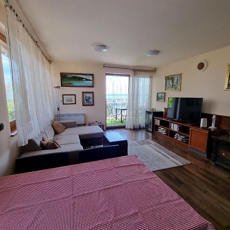 Bilberry Apartman Aparthotel บาลาตอนฟือเรด ภายนอก รูปภาพ